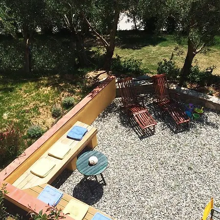 The Yellow Ájosz Nikólaosz